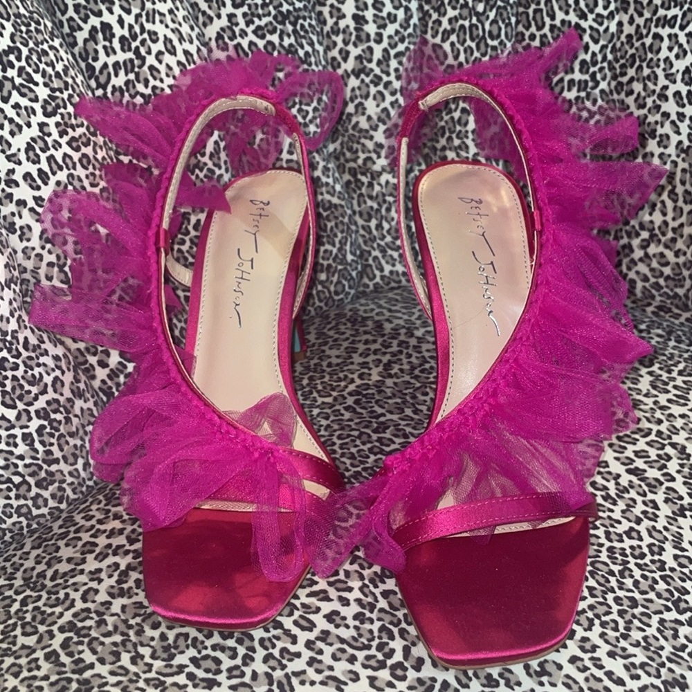 Pink ruffle heels 🩷